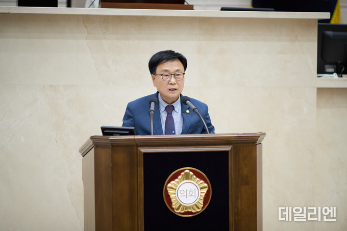 용인시의회 김영식 의원이 18일 열린 제294회 임시회 제2차 본회의에서 5분 자유발언을 하고 있다.