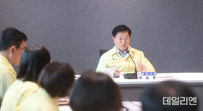 박승원 광명시장이 지난 20일 오후 시청 컨퍼런스룸에서 열린 '소하동 아파트 화재 재난안전대책본부 대책회의'에서 피해 주민들이 하루빨리 일상으로 돌아갈 수 있도록 세심하고 촘촘한 지원에 나설 것을 당부하고 있다.
