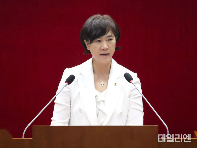 성남시의회 서은경 의원이 21일 열린 제292회 임시회 본회의에서 성남시 체육행정 정상화를 촉구하며 5분 자유발언을 하고 있다.