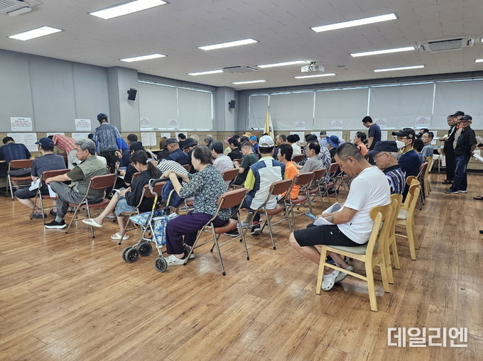 민생회복 소비쿠폰 신청 첫날 신천동 행정복지센터에서 신청자들이 대기하고 있다.