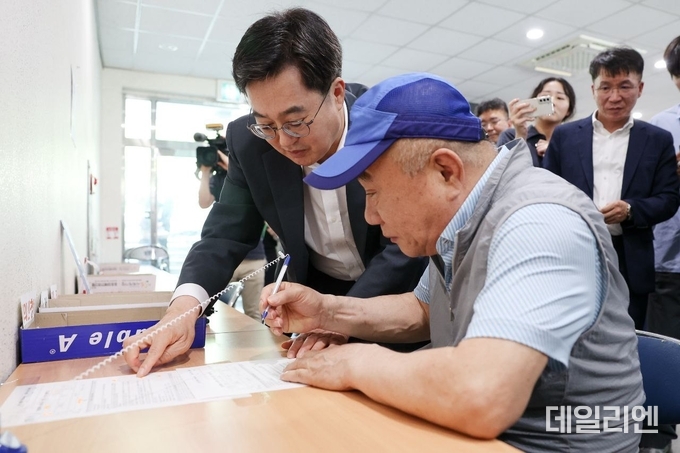 김동연 경기도지사가 21일 오후 원천동 행정복지센터를 방문해 민생회복 소비쿠폰 현장점검 및 건의사항 등을 청취하고 있다.