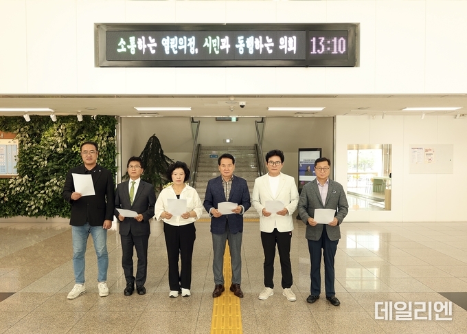 안양시의회 국민의힘 교섭단체 의원들이 22일 시의회 1층 로비에서 ‘민생회복 소비쿠폰’ 사업 관련 입장문을 발표하고 있다. 이날 의원들은 중앙정부의 일방적인 예산 전가와 정책 구조의 문제점을 지적하며, 국비 전환과 실효성 검증을 촉구했다.
