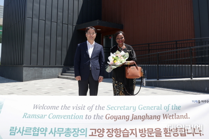  지난해 5월 고양장항습지생태관을 방문한 무손다 뭄바 람사르협약 사무총장과 이동환 고양특례시장.