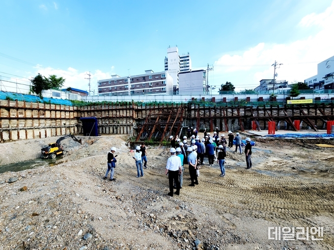  지난 6월 23일 옛 기흥중 부지에 건립 중인 다목적체육시설 건설 현장에서 이상일 시장과 주민들이 공사 진행 상황을 살펴보고 있다.