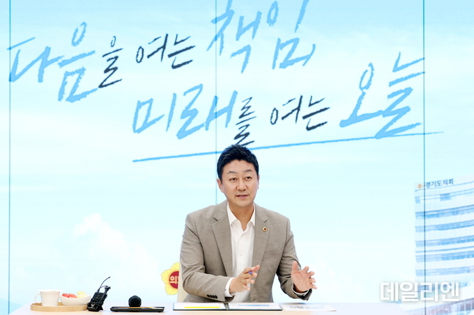경기도의회 김진경 의장이 24일 취임 1주년을 맞아 의정성과 및 향후 계획을 발표하고 있다.