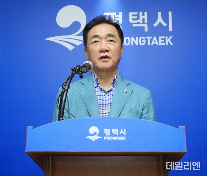 정장선 평택시장이 24일 브리핑을 통해 평택호의 환경부 중점관리저수지 최종 선정과 향후 추진 계획에 대해 직접 설명하고 있다.