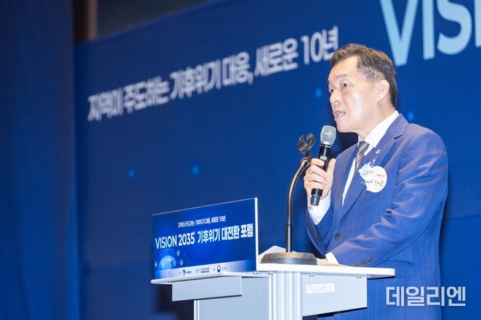 이재준 수원시장이 23일 수원컨벤션센터에서 열린 ‘VISION 2035! 기후위기 대전환 포럼’에서 개회사를 통해 지방정부의 기후 리더십 강화를 강조하고 있다.