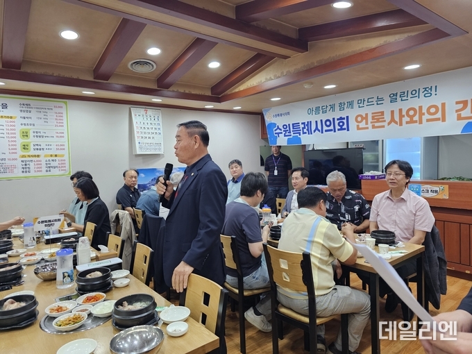 이재식 수원특례시의회 의장이 25일 열린 취임 1주년 기념 출입기자 오찬 간담회에서 인사말을 하고 있다. 이날 행사는 복달임 오찬 형식으로 진행됐다. 수원시의회 의장단과 출입 언론인 100여 명이 참석했다.