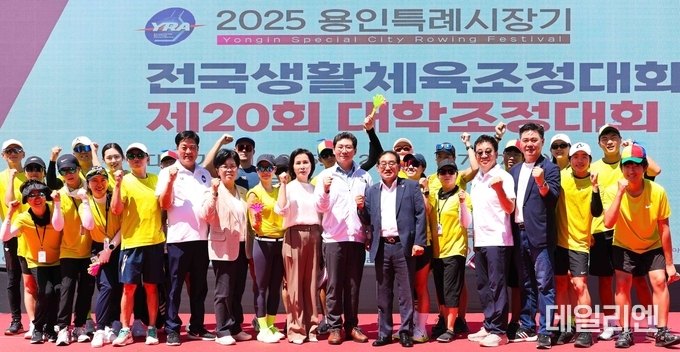 6일 용인조정경기장에서 이상일 시장이 대회참가자들과 기념사진을 촬영하고 있다.