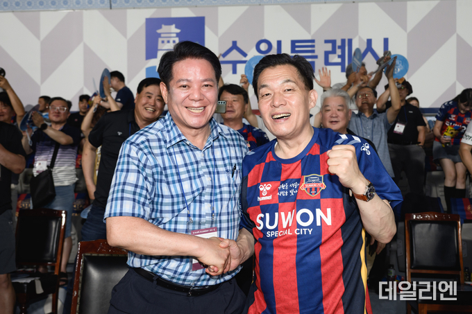 수원종합운동장에서 26일 열린 K리그1 ‘1호선 더비’ 경기에서 수원FC의 역전승을 지켜본 이재준 수원특례시장(오른쪽)과 최대호 안양시장(왼쪽)이 경기 종료 후 환하게 웃으며 악수하고 있다. 이날 수원FC는 FC안양에 2-1로 승리하며 3연승을 기록했다.