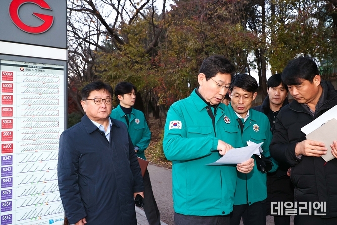 이상일 용인특례시장이 지난해 12월 5일 아침 기흥역 버스정류장에서 광역버스 운행 상황을 점검하고 있다.