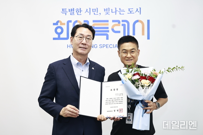  정명근 화성특례시장(좌)과 정동헌 주무관(우)이 기념촬영을 하고 있다.