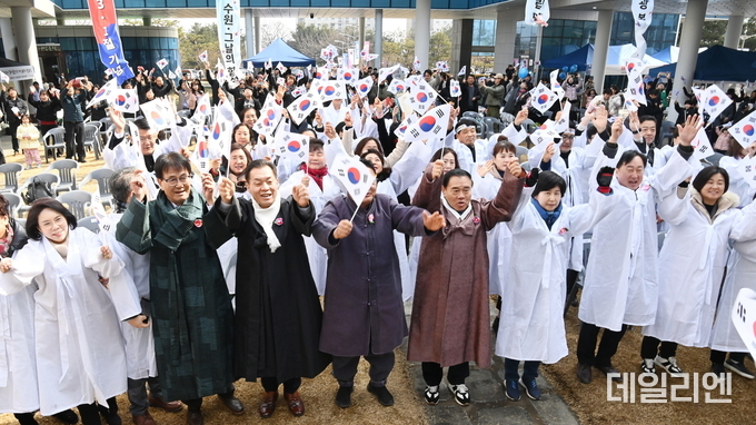 지난 3월1일 수원박물관에서 열린 삼일절 기념행사 중 이재준 수원시장과 참석자들이 만세를 외치고 있다.