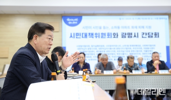 박승원 광명시장이 7일 시청 중회의실에서 열린 ‘소하동 아파트 화재 피해 지원 시민대책위원회-광명시 간담회’에서 시민 주도 재난 대응 모델의 제도화를 강조하며 발언하고 있다.