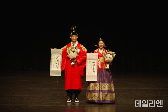 정조대왕으로 선발된 김주한 씨(왼쪽)와 혜경궁홍씨로 선발된 한예진 씨가 전통 복식을 입고 증서와 꽃다발을 들고 기념촬영을 하고 있다.