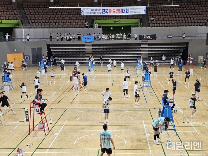 '2025 화성특례시 전국 배드민턴대회'가 9일부터 10일까지 화성종합경기타운 실내체육관에서 열리고 있다. 대회에 참가한 선수들이 코트마다 열띤 경기를 펼치고 있다.