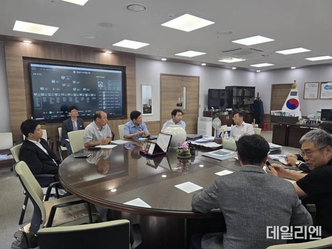 신상진 성남시장이 8일 시청 집무실에서 고도제한 완화 성과를 점검하는 회의를 주재하고 있다