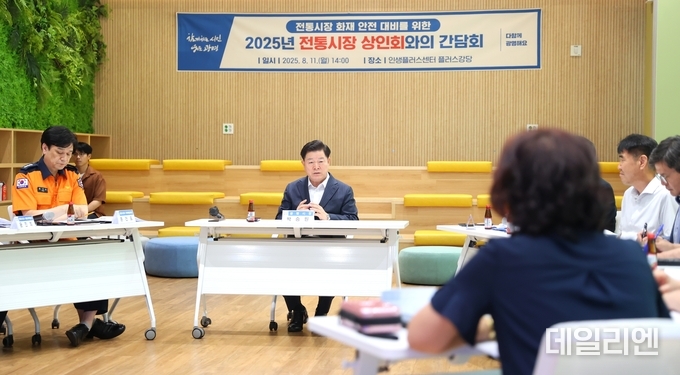 박승원 광명시장이 11일 인생플러스센터에서 열린 '전통시장 화재 예방' 간담회에 참석해 발언하고 있다.