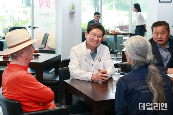 이상일 용인특례시장이 11일 한택식물원을 방문해 현장 관계자와 의견을 나누고 있다.