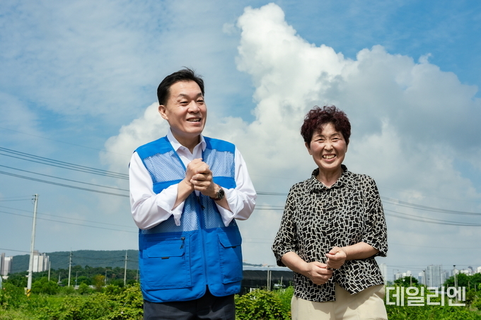 지난 7일 수원시 입북동에서 열린 현장시장실에서 이재준 수원시장이 주민과 함께 환하게 웃고 있다.