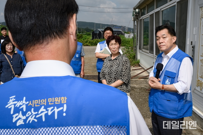  지난 7일 입북동 벌터마을에 현장시장실이 개설돼 이재준 수원시장과 주민이 민원 해결 과정을 듣고 있다.