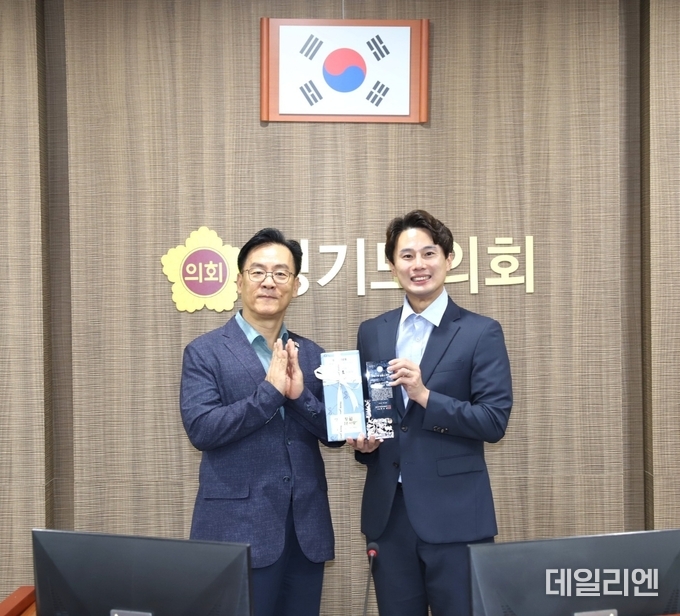 사단법인 경기언론인협회가 13일 경기도의회 문화체육관광위원회 회의실에서 경기도의회 황대호 문체위원장(오른쪽)에게 ‘제1회 자랑스런 경기인 대상’ 의정부문 상을 전수한 뒤 기념촬영을 하고 있다.