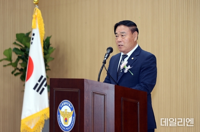 이재식 수원특례시의회 의장이 13일 수원팔달경찰서 4층 대강당에서 열린 개서식에서 축사를 하고 있다.