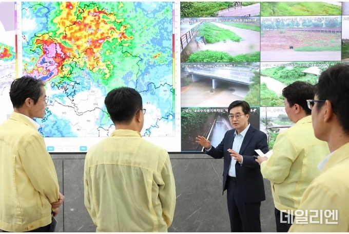 김동연 경기도지사가 13일 오전 경기도청 2층 재난상황실에서 집중호우 관련 재난 상황을 점검하고 있다.