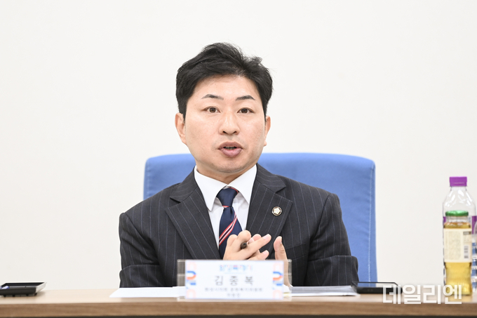 화성특례시의회 김종복 문화복지위원장이 13일 보훈단체와의 간담회에서 발언하고 있다.