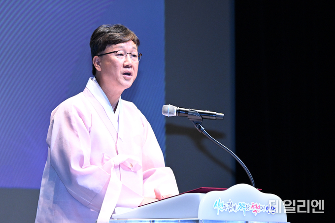 이민근 안산시장이 15일 안산문화예술의전당 해돋이극장에서 열린 '제80주년 광복절 경축식'에서 경축 기념사를 하고 있다.