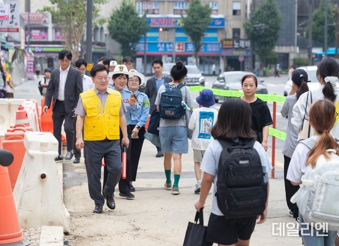 박승원 광명시장이 18일 오전 광명초등학교 등굣길 안전 지도를 하고 있다.