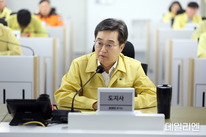 김동연 경기도지사가 18일 ‘2025년 을지연습 최초상황보고 회의’에서 발언을 하고 있다.