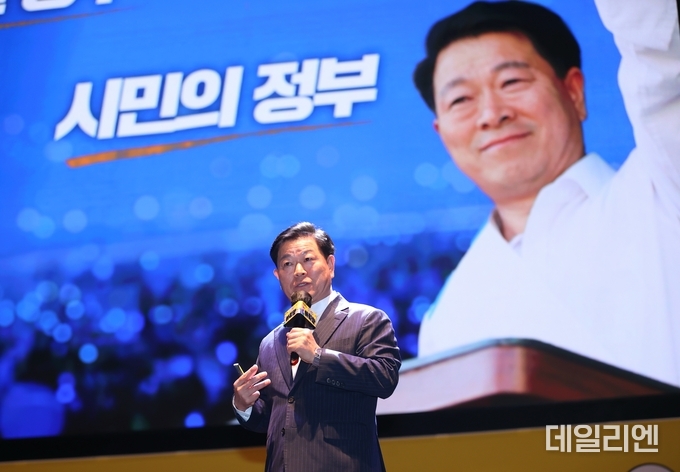 박승원 광명시장이 지난 6월 광명극장에서 열린 제6회 자치분권 포럼 '자치분권 아리랑'의 발표자로 나서 시민주권정부로 나아가고자 하는 포부를 밝히고 있다.