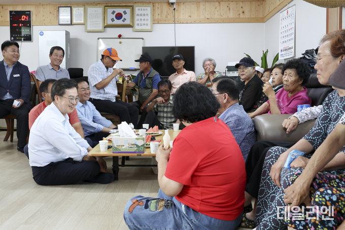 지난 20일 오후 내기1리 마을회관(무더위쉼터)을 방문한 김동연 경기도지사가 간담회에 참석한 도민들과 이야기를 나누고 있다.