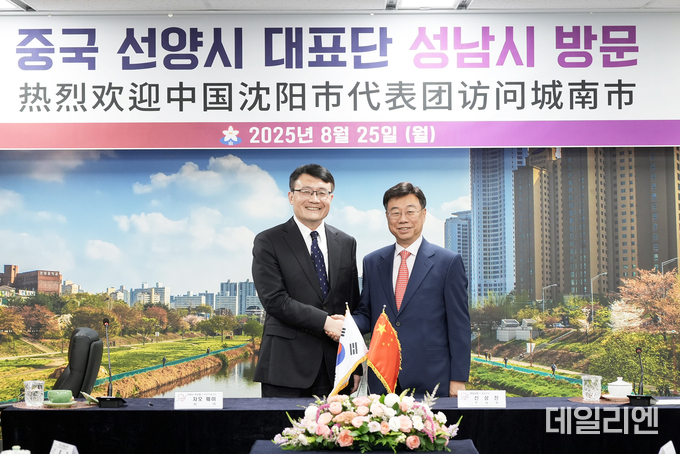 신상진 성남시장(오른쪽)이 25일 시청 제1회의실에서 자오웨이 중국 선양시 부시장을 만나 기념사진을 찍고 있다.