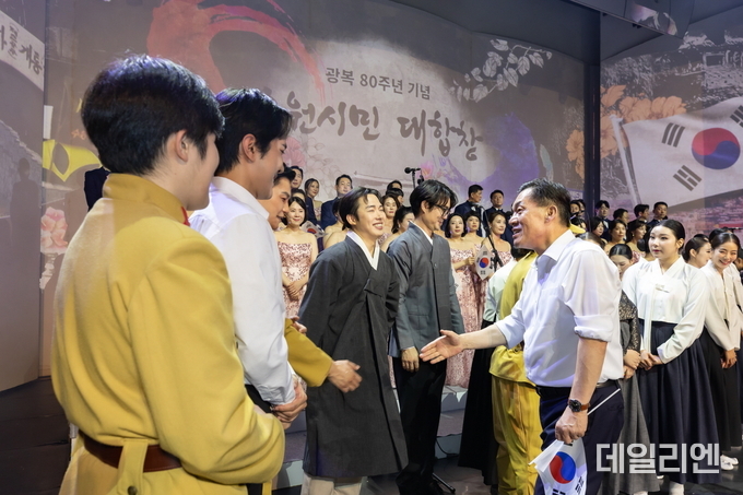 이재준 수원시장이 지난 8월15일 제1야외음악당에서 열린 수원시민대합창에 참여한 전문 예술인들과 인사를 나누고 있다.