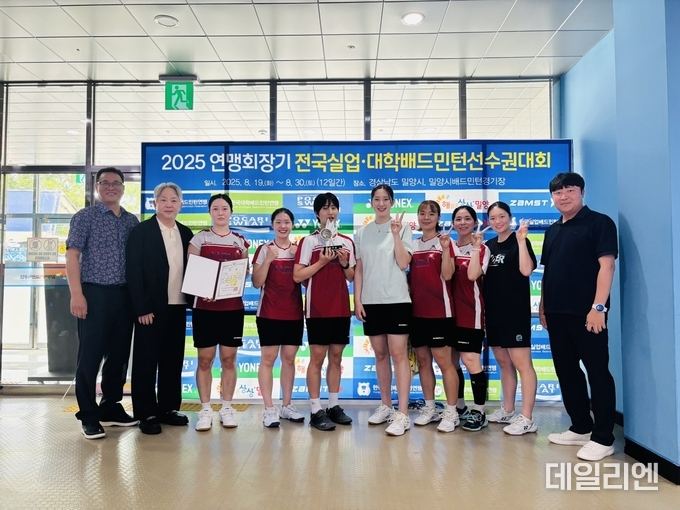 2025 연맹회장기 전국실업·대학배드민턴선수권대회 여자일반부 단체전에서 준우승을 차지한 화성시청 여자배드민턴 선수단이 기념촬영을 하고 있다.