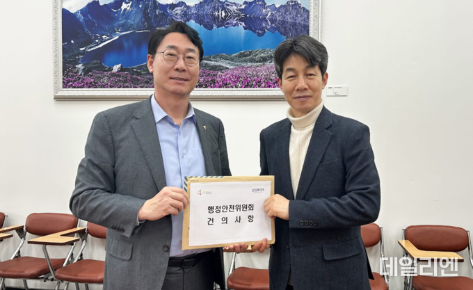 정명근 화성특례시장이 국회 행정안전위원회에 일반구 신설 건의안을 제출하고 있다