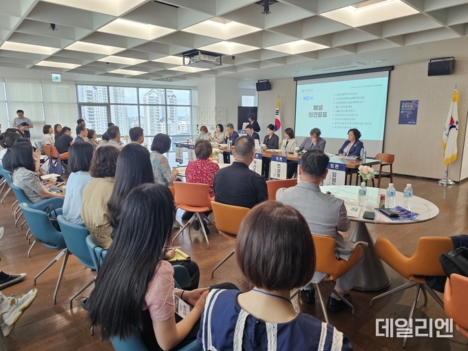 경기 학교 응급체계 구축 모델 개발 정책 포럼이 30일 경기도교육청 남부청사에서 열려 전문가와 학부모, 교직원 등이 학생 건강권과 교직원 안전 확보 방안을 주제로 토론을 진행하고 있다.