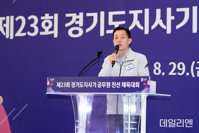 이재준 수원시장을 축사를 하고 있다.
