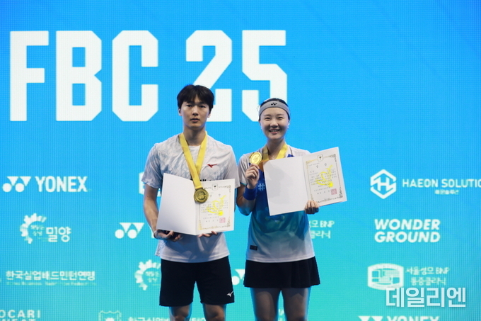 ‘2025 연맹회장기 전국실업배드민턴선수권대회’에서 혼합복식 금메달을 차지한 고양시청 김재환/포천시청 신승찬 조가 시상식에서 메달과 상장을 들고 기념촬영을 하고 있다.
