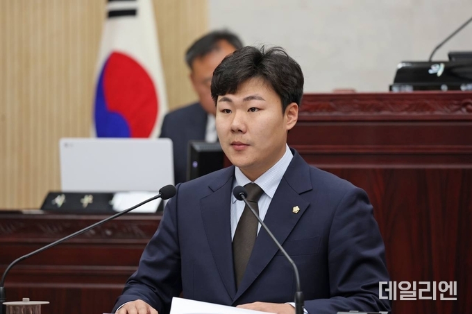 안성시의회 최승혁 의원이 서안성체육센터 행정사무조사 특별위원회 구성과 관련해 반대 입장을 밝히고 있다.