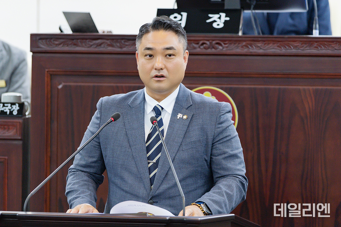 화성시의회 김상균 의원이 2일 제244회 임시회 1차 본회의에서 5분 자유발언을 통해 동탄트램 건설사업 추진 방향을 제시하고 있다.