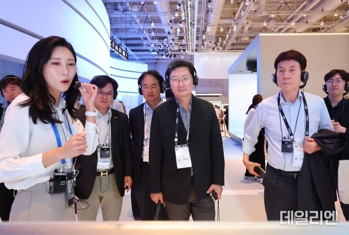 이상일 용인특례시장(가운데)이 IFA 삼성전자관에서 혁신제품을 살펴보며 설명을 듣고 있다.