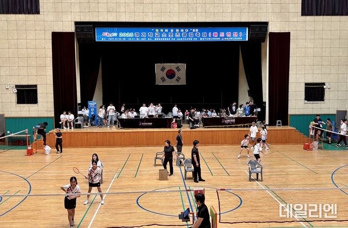 경기도교육청이 6일부터 7일까지 양평 물맑은양평체육관에서 개최한 ‘2025 경기학교스포츠클럽 배드민턴대회’에서 학생들이 게임을 하고 있다.