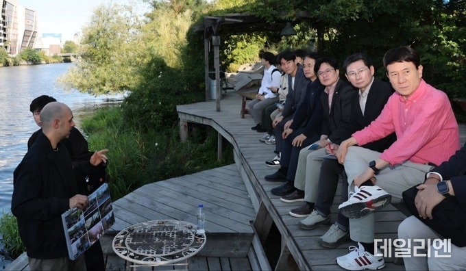 이상일 용인특례시장과 대도시시장단협의회 소속 시장들이 7일 독일 베를린의 도시재생 성공모델로 꼽히는 슈프레 강변의 '홀츠막트 25' 현장을 찾아 이곳 도시재생 전문가의 설명을 듣고 있다.