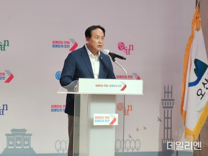 이권재 오산시장이 8일 시청 대회의실에서 열린 ‘동탄2 초대형 물류센터 건립 반대 주민설명회’에서 입장문을 통해 물류센터 계획 전면 철회를 촉구하고 있다.