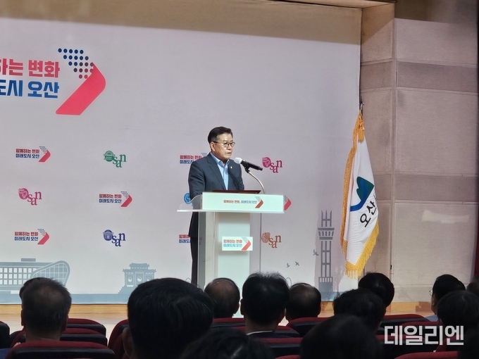 이상복 오산시의회 의장이 8일 시청 대회의실에서 열린 ‘동탄2 초대형 물류센터 건립 반대 주민설명회’에서 물류센터 전면 철회를 촉구하고 있다.
