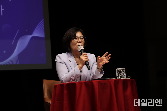 김보라 안성시장이 9일 평생학습관에서 열린 언론브리핑에서 국정과제 대응 전략을 설명하고 있다.
