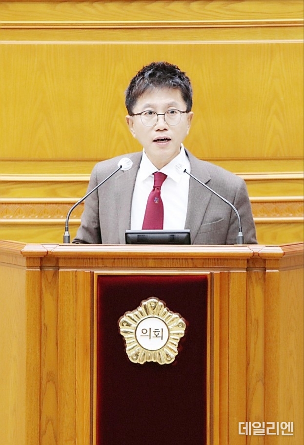 안양시의회 허원구 의원이 9일 제305회 임시회에서 시정질문을 하고 있다.